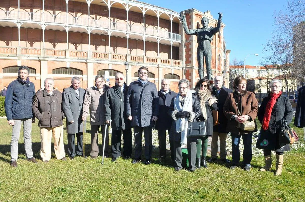 José Luis Cáneba, segundo por la derecha, en un homenaje a Julio Robles