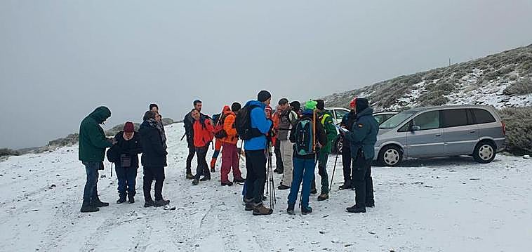 Voluntarios y guardias civiles, antes de comenzar este lunes la búsqueda