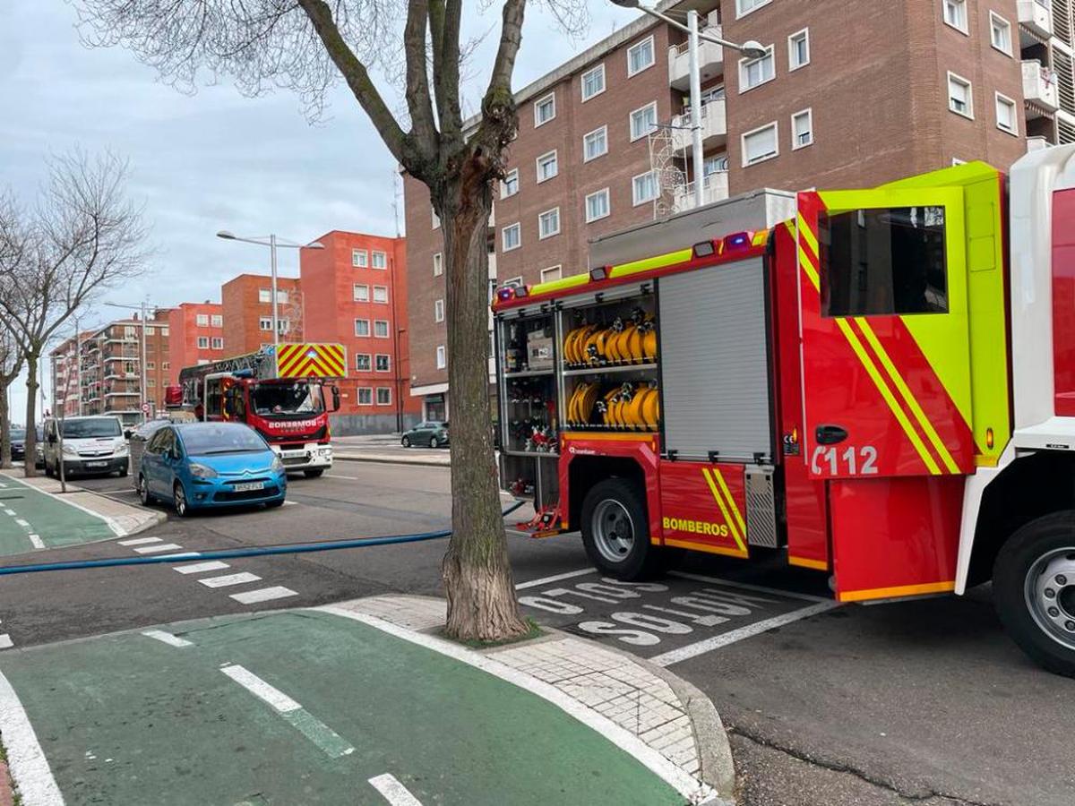 Dos dotaciones de bomberos en el lugar del incendio.