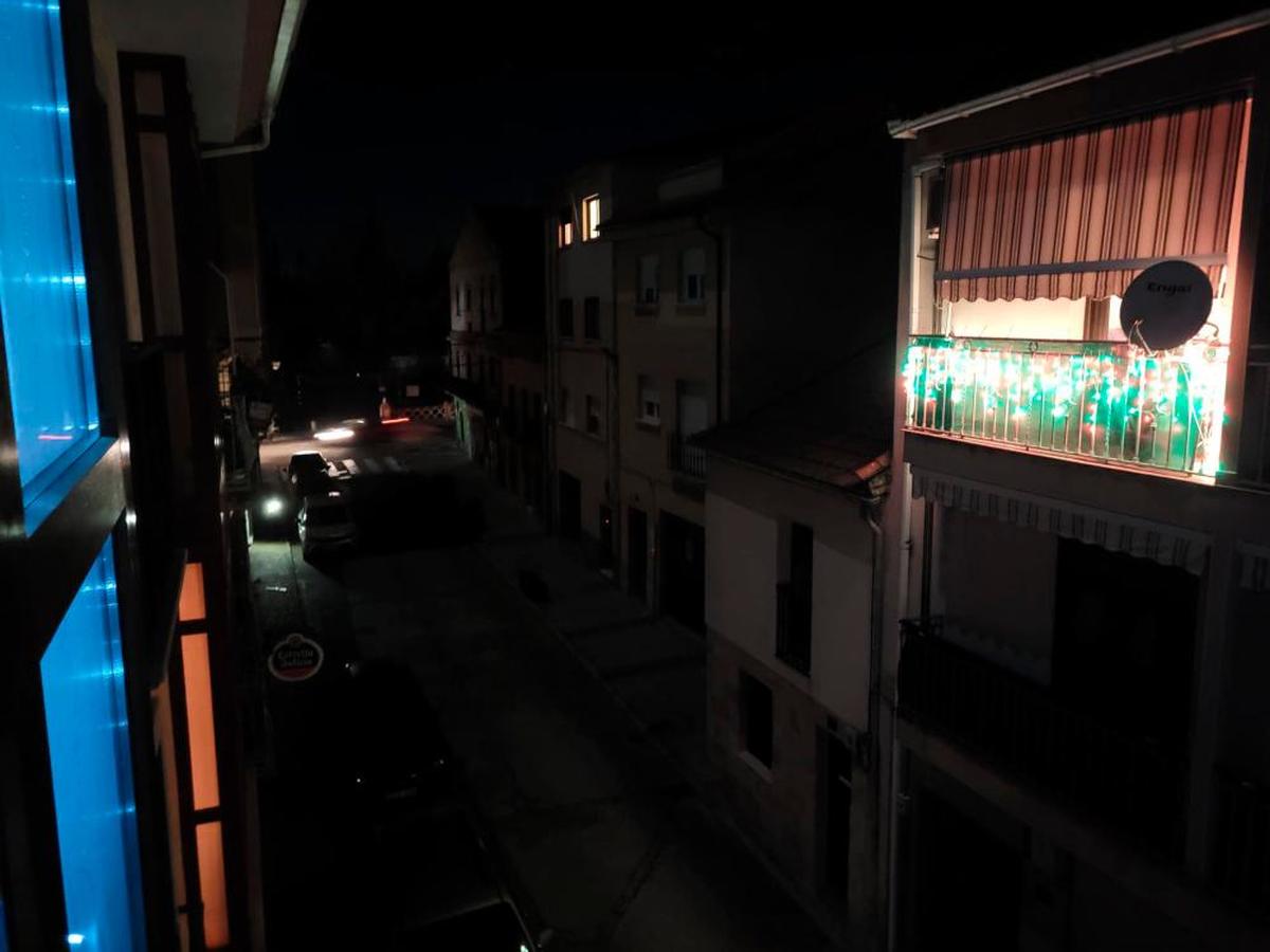 Una calle de Ciudad Rodrigo, a oscuras durante el apagón.