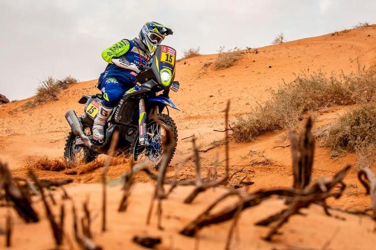 Lorenzo Santolino escala puestos en la general en una etapa muy dura en el Dakar