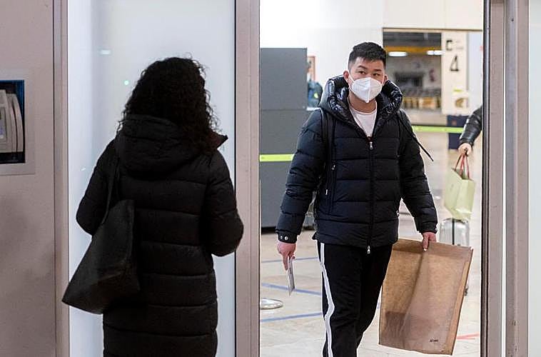 Viajeros chinos llegan al aeropuerto Adolfo Suárez-Barajas