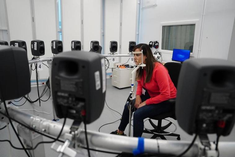 Arriba, anillo de altavoces situado en el centro del Laboratorio de Audición del Instituto de Neurociencias.