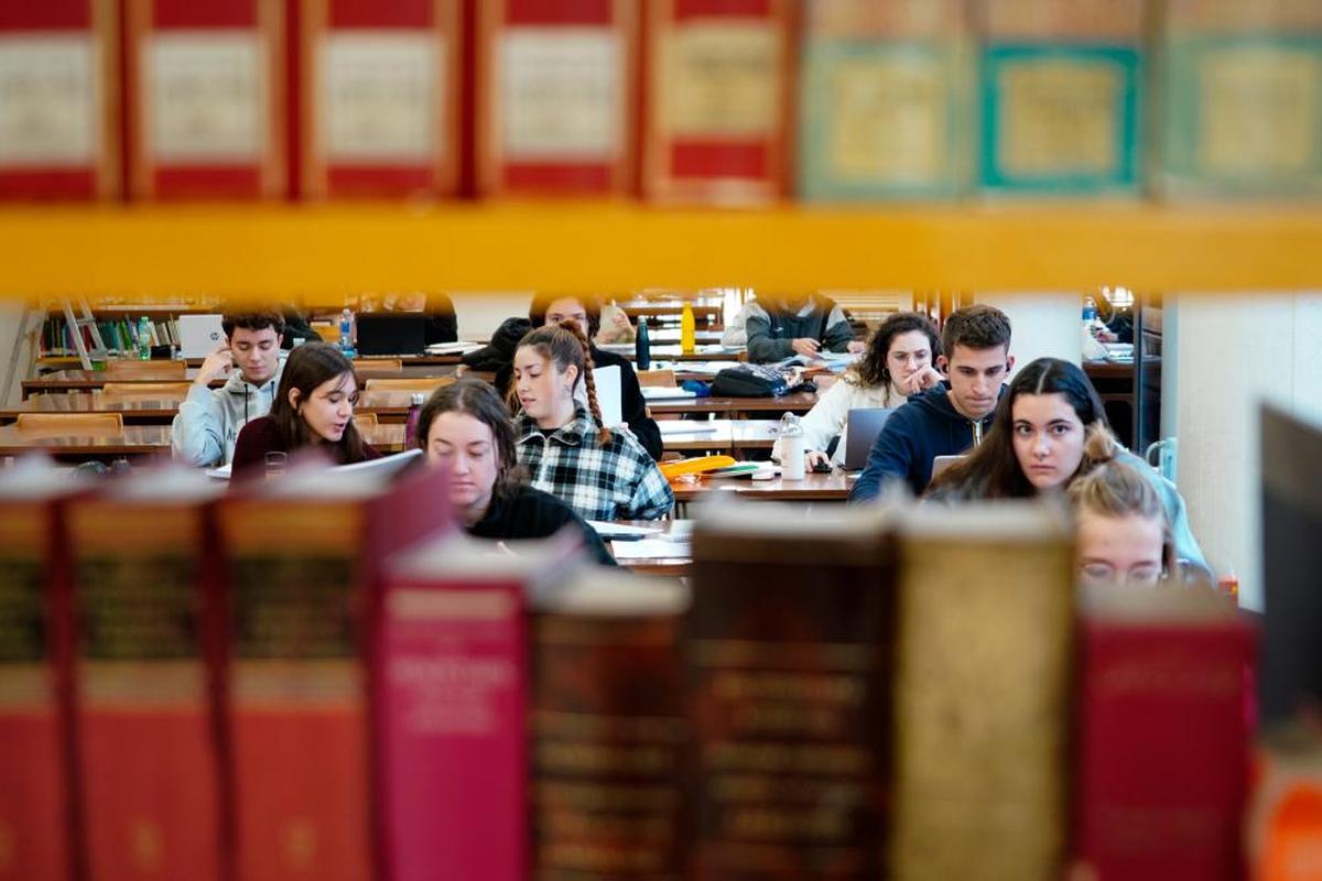 Varios estudiantes preparan su exámenes en una biblioteca salmantina