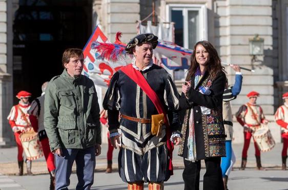 Almeida y Levy dan la bienvenida a abanderados renacentistas con la llegada de los Reyes Magos