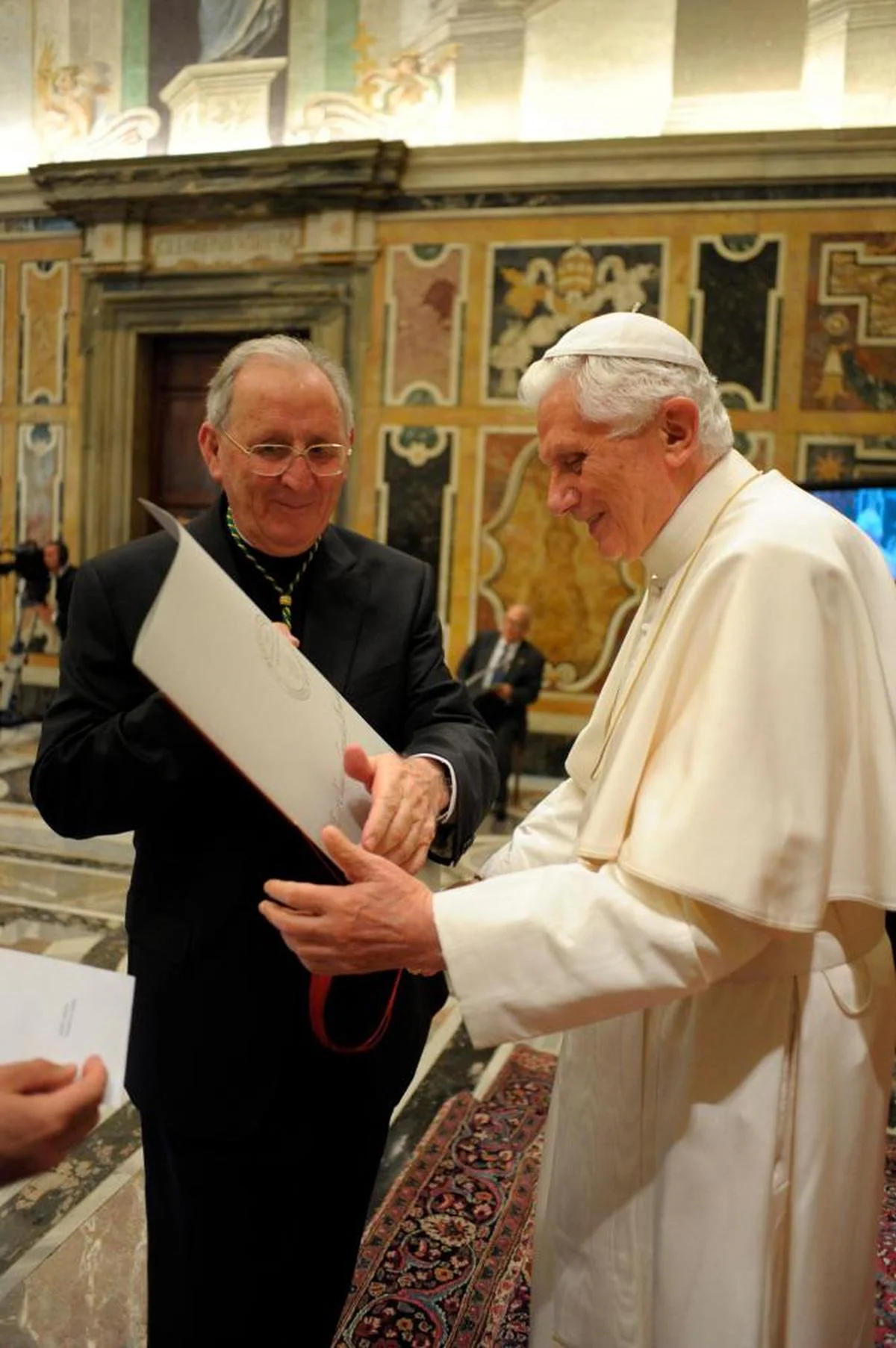 González de Cardedal recibe el Nobel de Teología de manos del Papa.