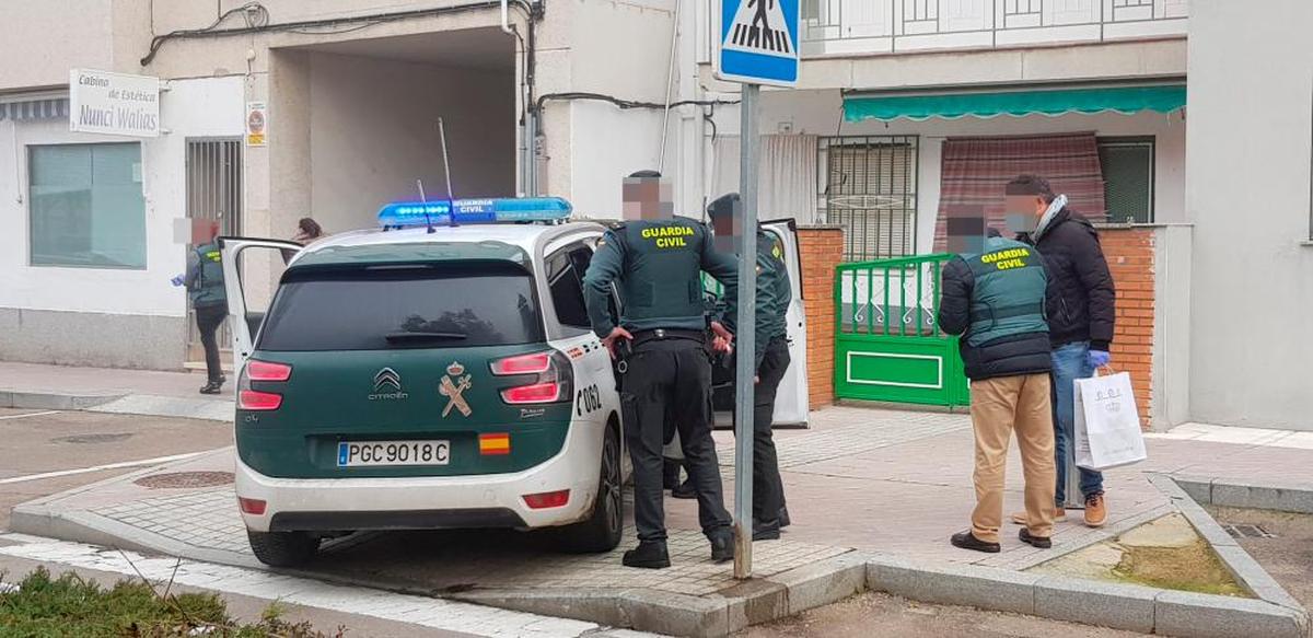 Agentes de la Guardia Civil frente a la vivienda donde ocurrió el suceso en Santa Marta