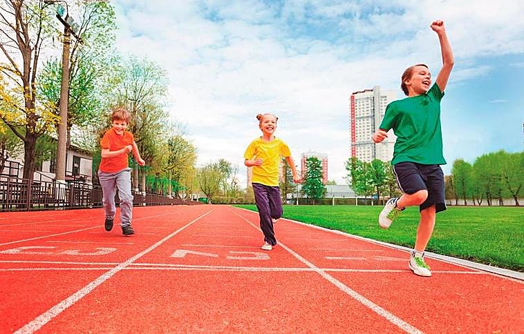 Unos niños corriendo