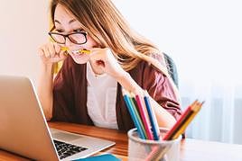 Una persona muerde un lápis por el estrés causado por el trabajo