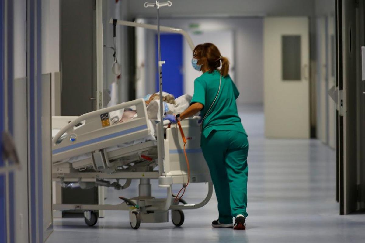 Traslado de un paciente en el interior del Hospital de Salamanca