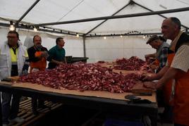 Preparación de la carne para la tradicional comida de Piñata. CASAMAR