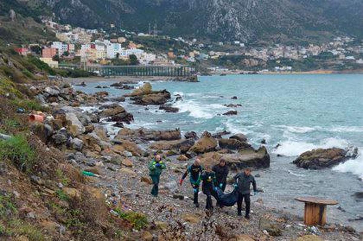 Guardia Civil rescatando un cuerpo sin vida de las costas