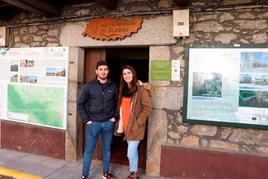 Los dos protagonistas en el aula del Alagón.