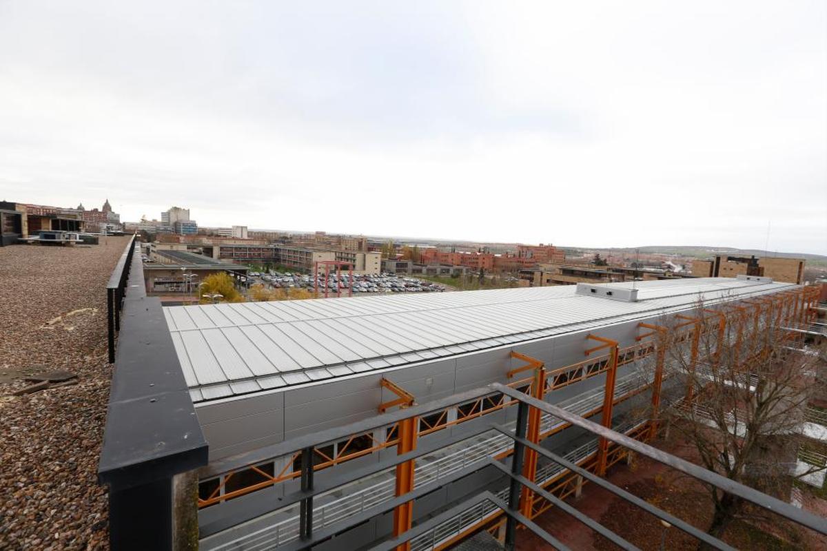 Panorámica en la que se aprecia parte de las grandes azoteas de la Facultad de Derecho. ALMEIDA