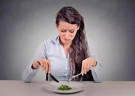 Una mujer comiendo verdura