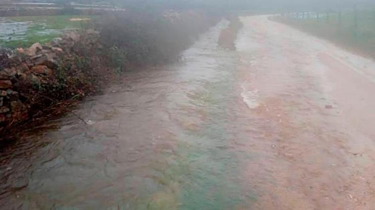 Un camino annegado por el agua este domingo
