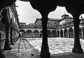 Una de las primeras imágenes del patio de Escuelas Menores de la Universidad