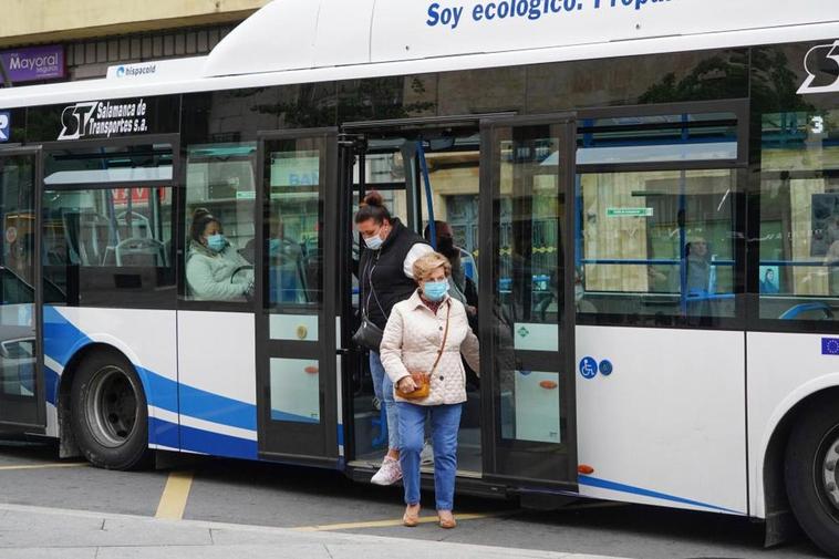 La OMS recomienda usar mascarillas en interiores y transportes públicos por los casos de la covid en China