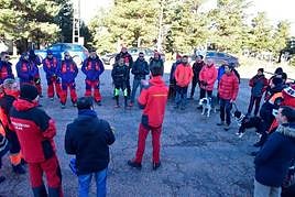 El jefe técnico del 112 (centro) informa del operativo en presencia del delegado de la Junta, Eloy Ruiz (derecha). TEL