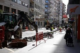 Los operarios trabajan con las máquinas en la peatonalización.