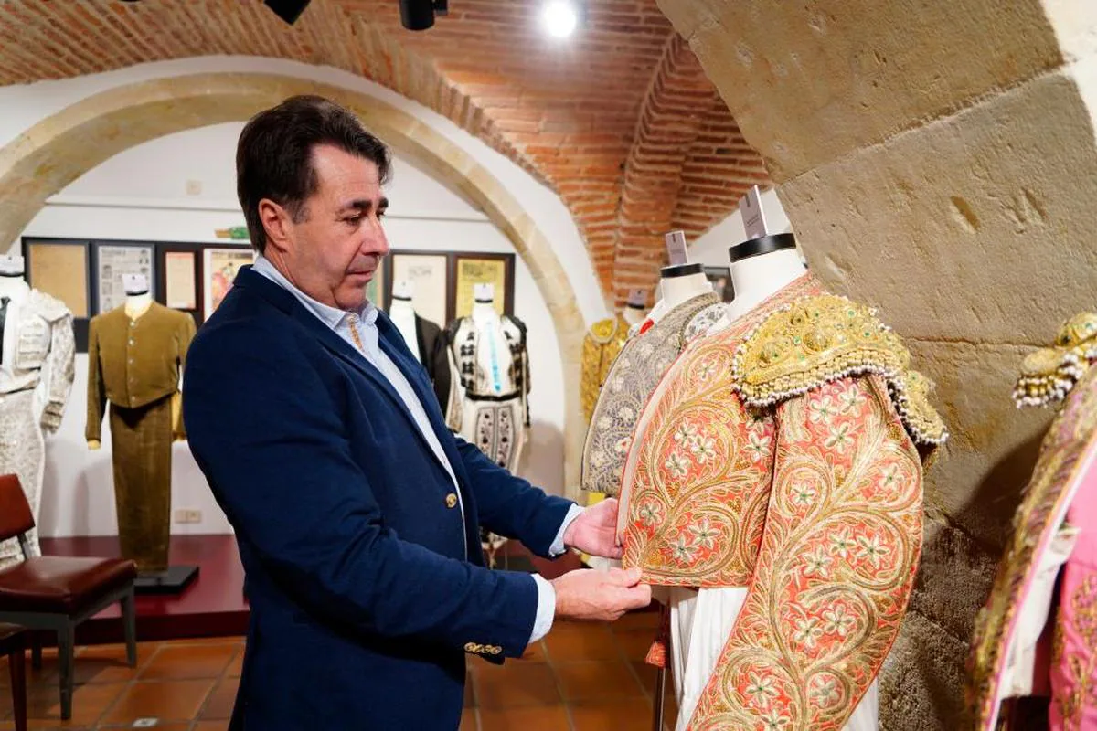 Mario Herrero, en el Museo taurino ante una de las chaquetillas de su padre, Salvador Herrero, una de las leyendas vivas de los varilargueros en Salamanca. LAYA