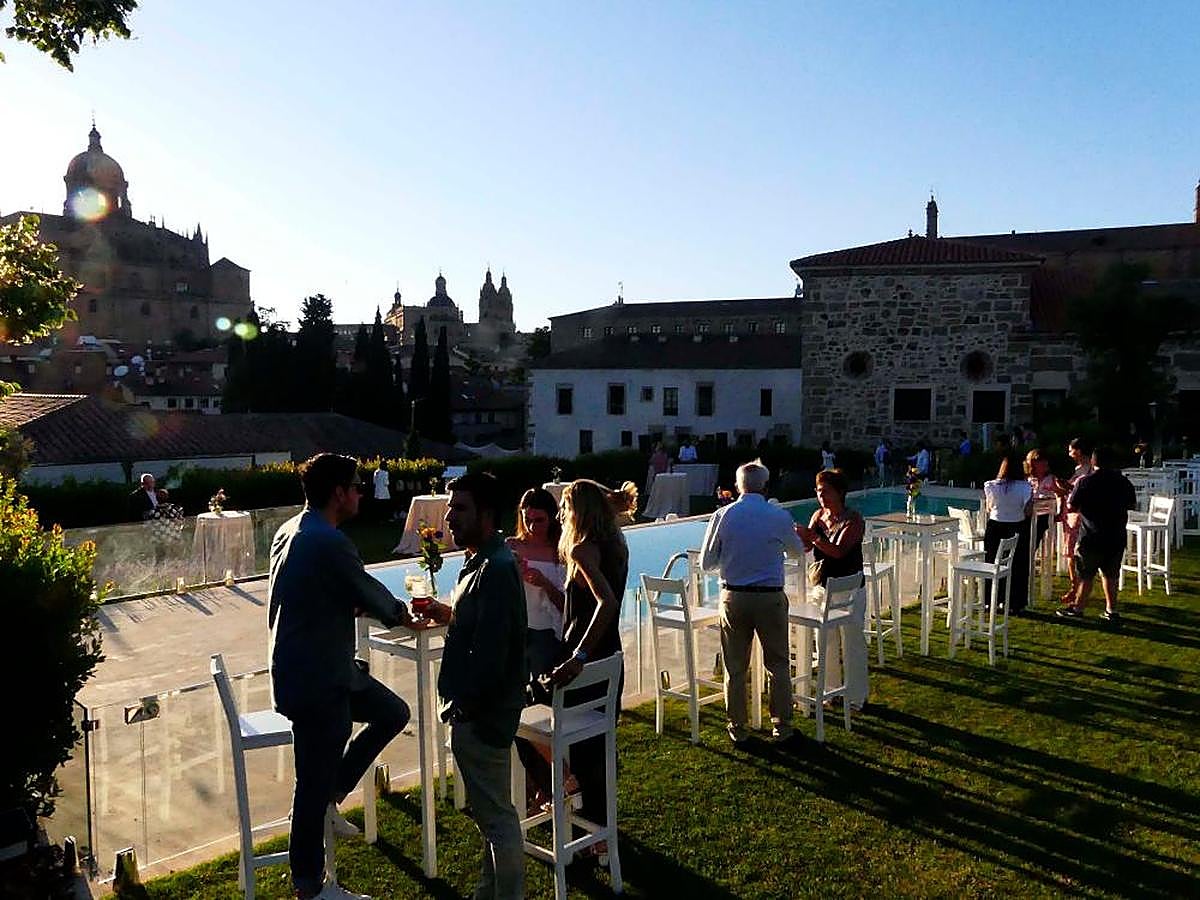 Varias personas alternan por el día.