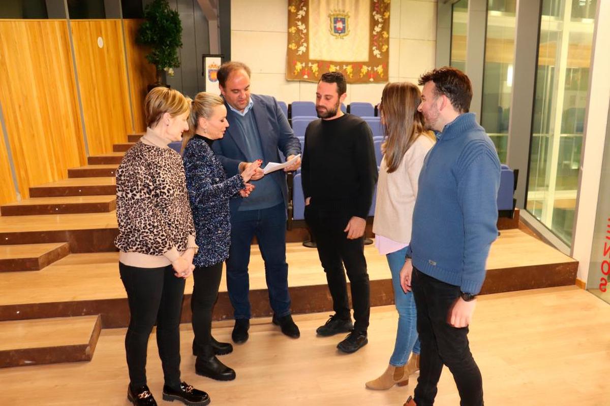 Yolanda Alonso, Sandra Méndez, Roberto Martín, Fran Vicente, Laura Martín y Roberto Hernández, en el momento de la presentación de la presencia de Guijuelo en Fitur.