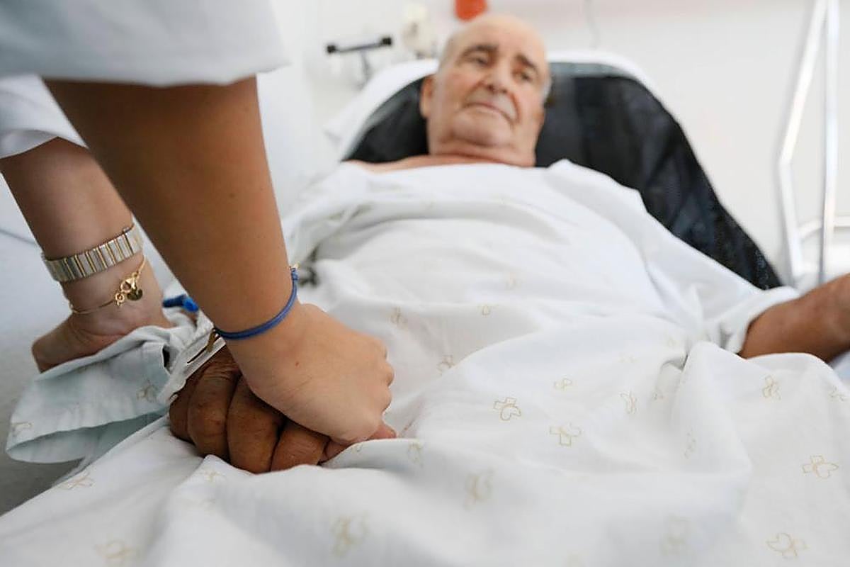 Un paciente atendido en el Hospital de Salamanca.