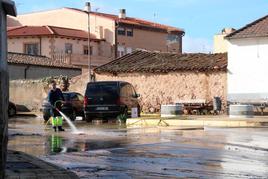 Un operario de Aldeatejada limpia el lodo de la inundación junto al transformador eléctrico. EÑE