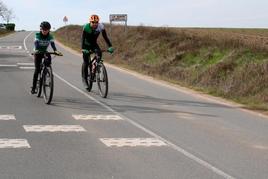 Jonathan y Alex Lozano en una ruta por La Armuña, en una carretera comarcal con poco tránsito