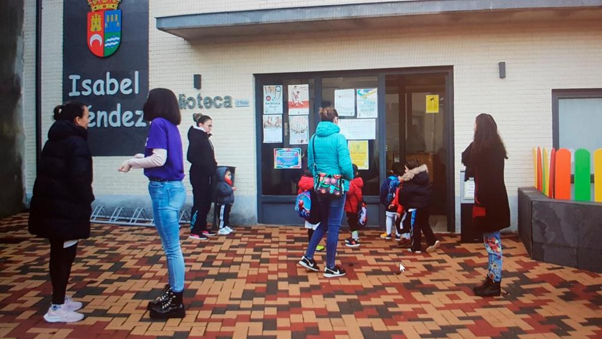 Niños de Castellanos de Moriscos a la puerta de la biblioteca “Isabel Méndez”