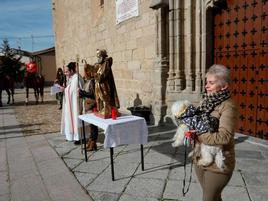 El párroco, Fernando García, durante la bendición de animales