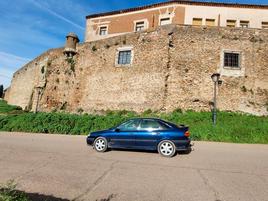 Grietas, humedades y desplazamientos amenazan el lienzo exterior de la Muralla en el tramo entre La Batería y el Hospital de la Pasión