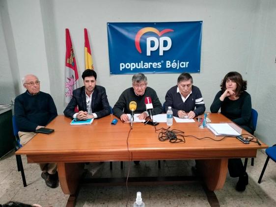 Pedro González, Ángel Orgaz, Alejo Riñones, José Carlos Francés y Olga García, en la sede de Béjar