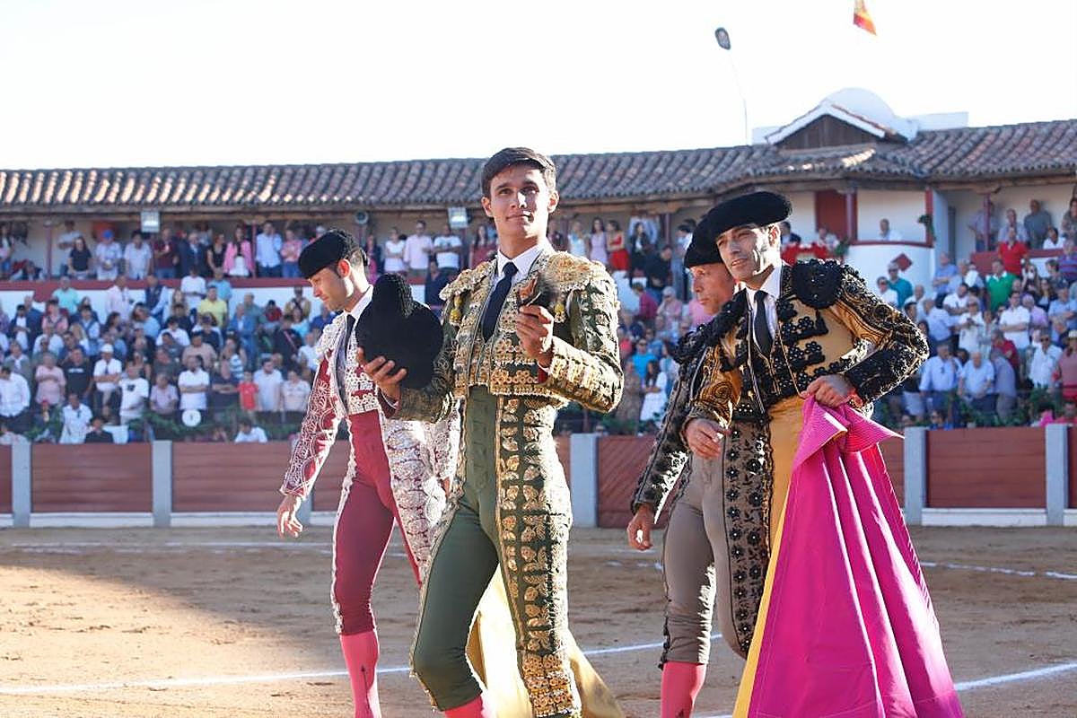 Manuel Diosleguarde, en la plaza de toros de Guijuelo el pasado 16 de agosto, cuando firmó una tarde triunfal y salió a hombros. ALMEIDA
