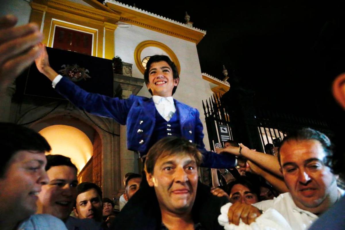 Marco Pérez, a hombros por la Puerta del Príncipe de Sevilla el pasado 12 de octubre, cuando logró cortar un rabo e impactar a todo el toreo. TOROMEDIA