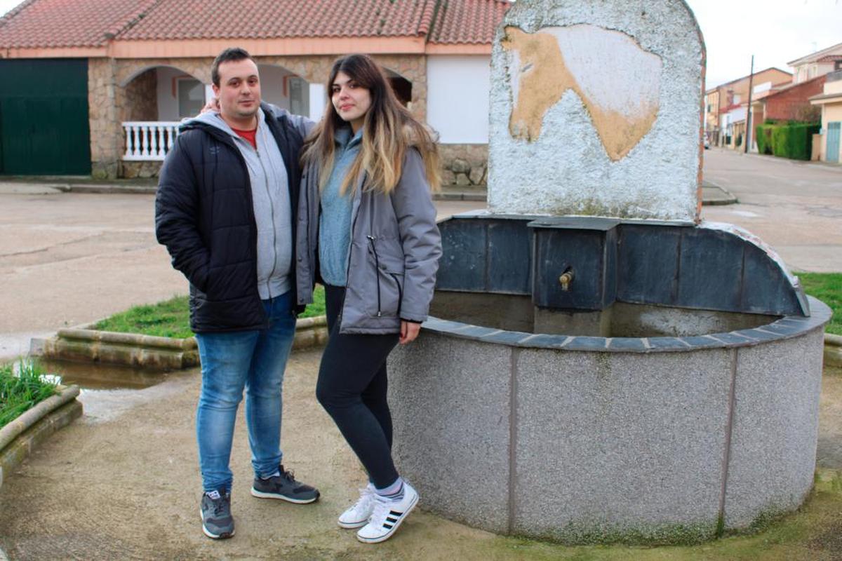 Juan Manuel González y Mila Martín, en la localidad de Barbadillo en la que se han asentado para arrancar su proyecto familiar. EÑE