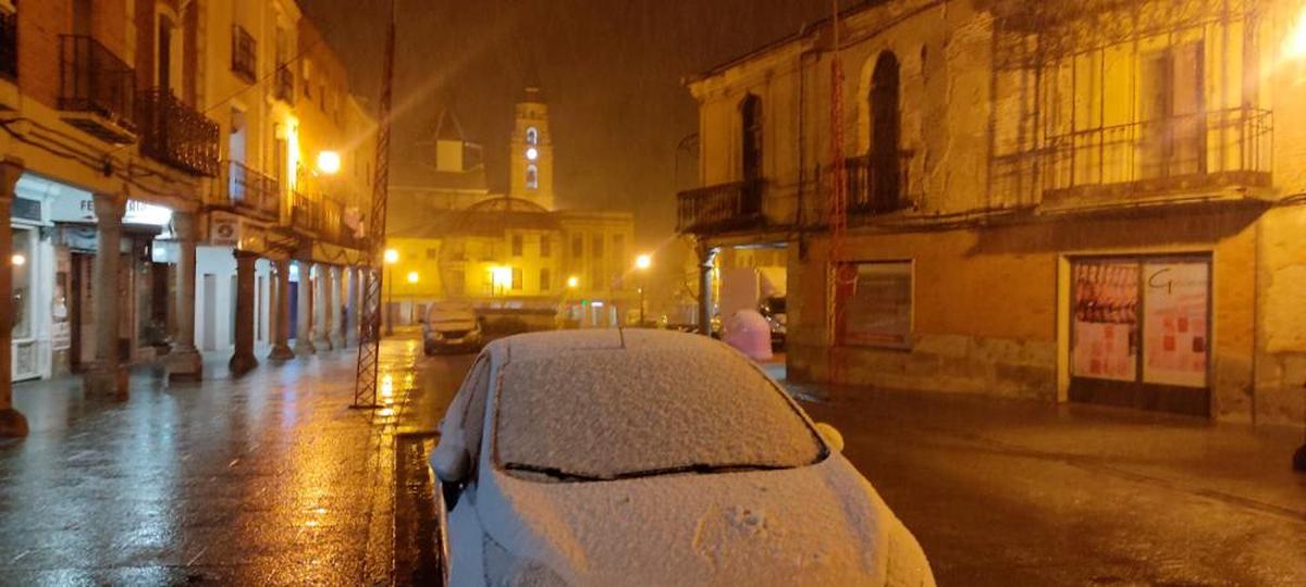 Un coche cubierto de nieve en Peñaranda este martes. | JORGE HOLGUERA