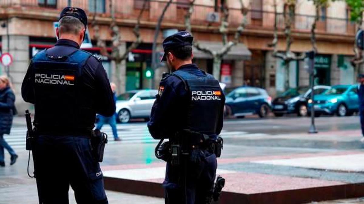 Dos policías nacionales en el centro de Salamanca