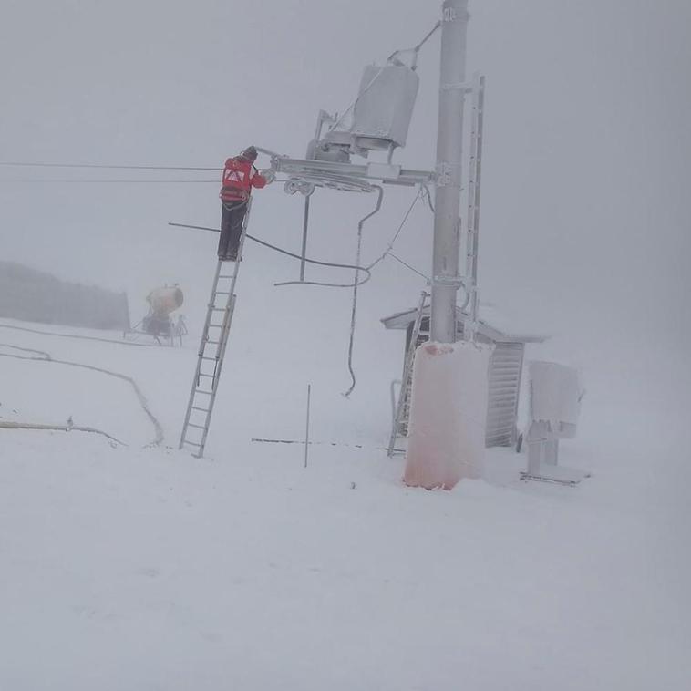La nieve cubre por fin La Covatilla: este sábado abre dos pistas
