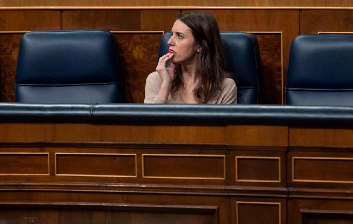 Irene Montero postrada sobre un sillón del Congreso.