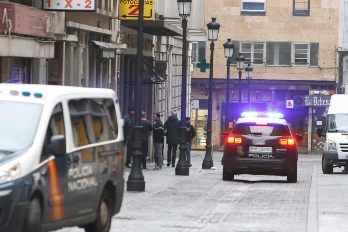 Una de las salida a la calle Espoz y Mina desde los pasajes de la Plaza Mayor de Salamanca.