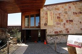 Acceso principal al museo del Cerro de San Vicente de Salamanca