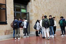 Estudiantes a las puertas de una facultad del Campus Miguel de Unamuno de Salamanca