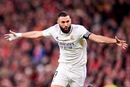 Benzema celebra el primer tanto de los blancos.