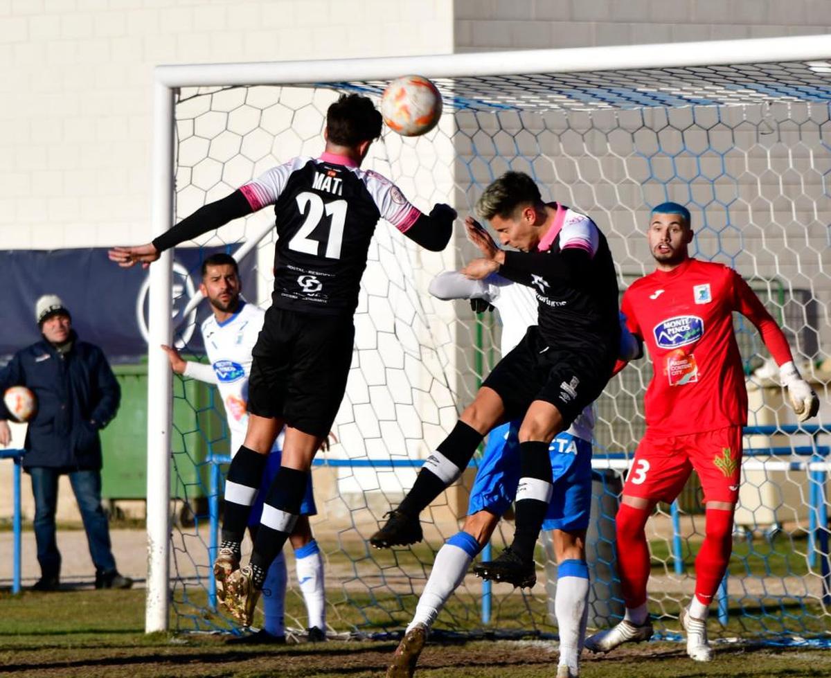 Mati remata un balón en el área.