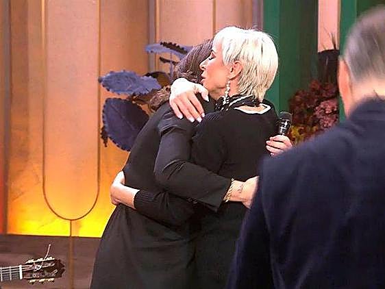 Isabel Luna y Ana María Aldón abrazándose