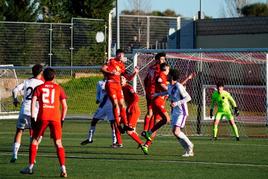 Lucha por el balón aéreo en el Alfonso San Castro.