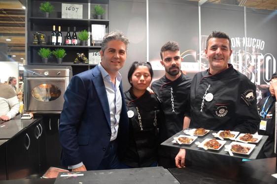 Gonzalo Sendín presenta la tapa junto a su equipo de El Mesón de Gonzalo