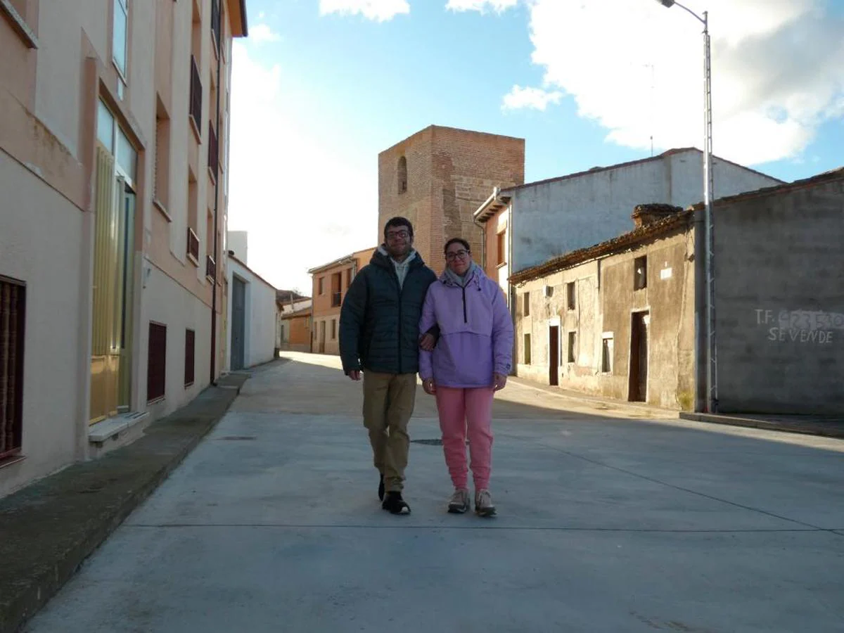 Samuel Rabanal Sánchez y Miriam Morales Macias en una calle de Cantalapiedra, con la torre del Deán al fondo.